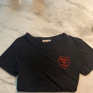 “lean on me” black sundry tee